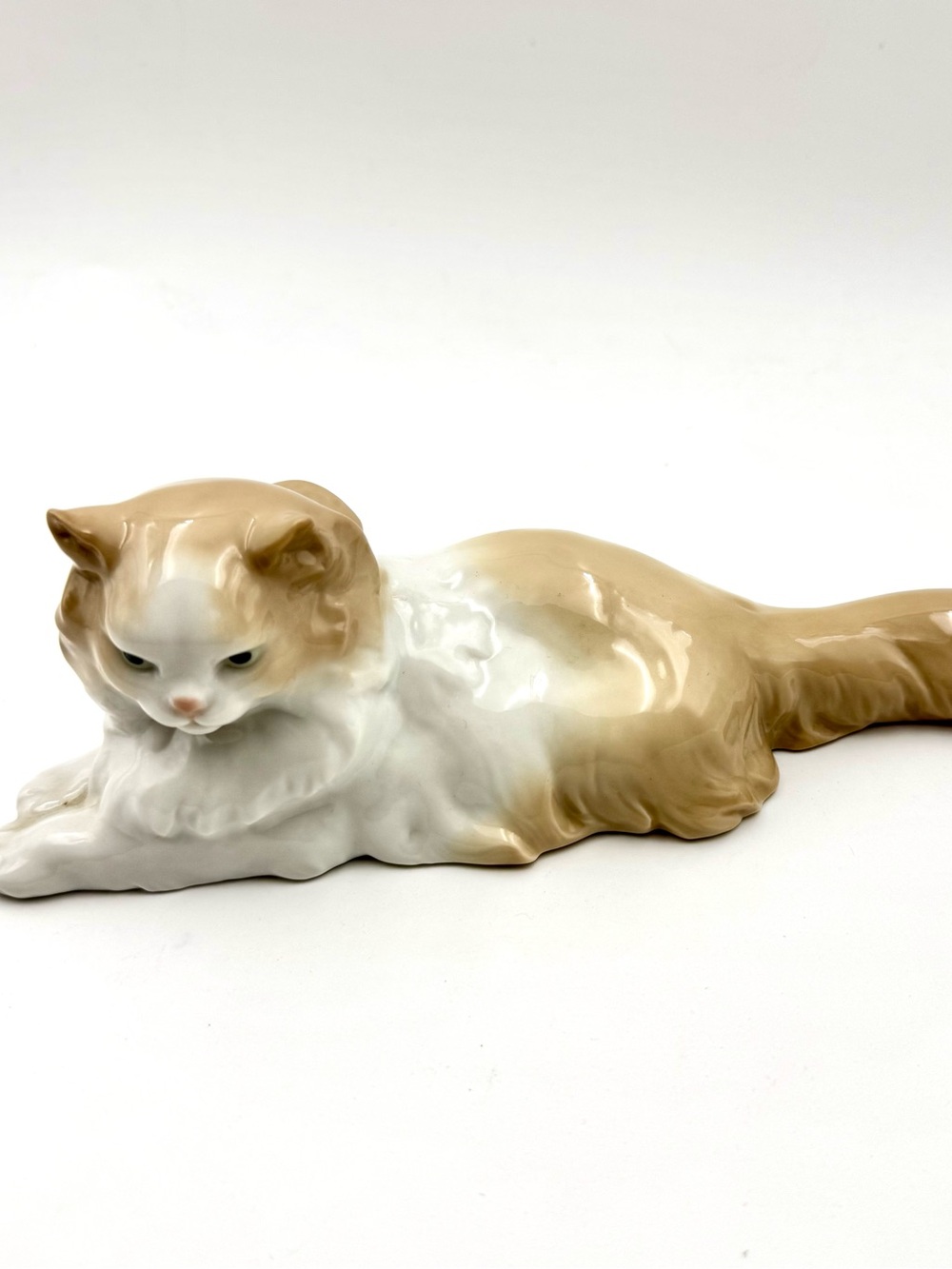 NAO LLADRO CAT ANGORA PERSIAN 10 1/4 IN LONG BEAUTIFUL LYING CAT OR KITTEN